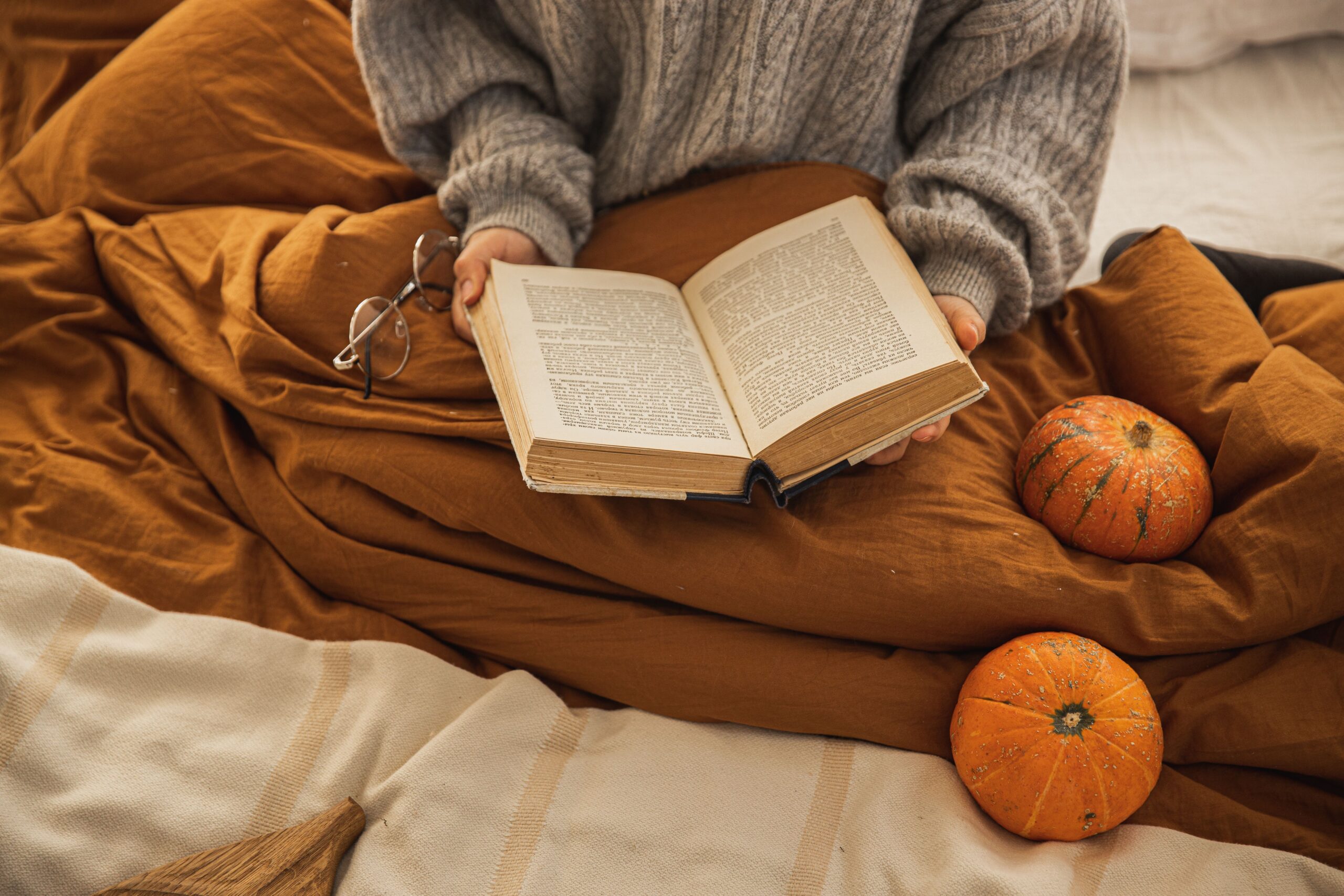5 Murder Mysteries to Read by Candlelight This Halloween
